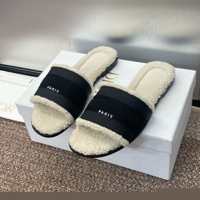 ch**an D*or slippers